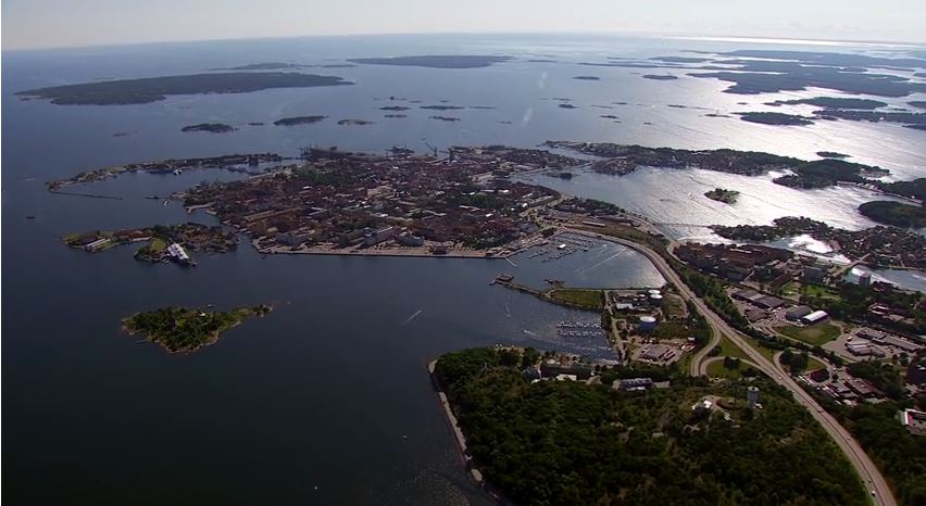 Staden på ön. Bild från film producerad av HeliAir och No limits.