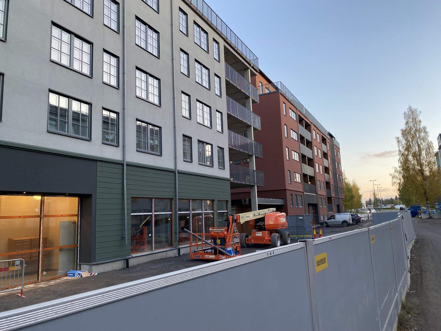 Fasader mot Verkstadsgatan. Äkta spröjs i alla fönster.